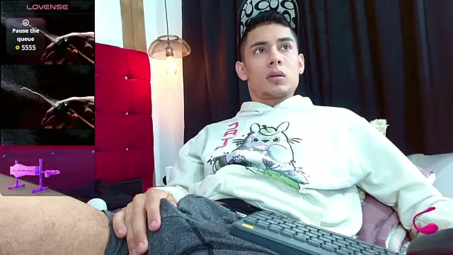 Snapshot of Oliver_king_sex chatting on October 3, 3:39 pm Oliver king sex online show from October 3, 3:39 pm