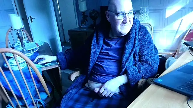 Snapshot of Adamdaddybear chatting on March 8, 9:24 am Adamdaddybear online show from March 8, 9:24 am