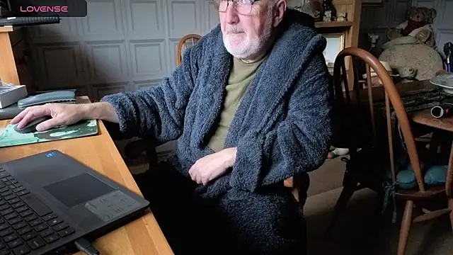 Adamdaddybear online show from October 16, 7:38 am