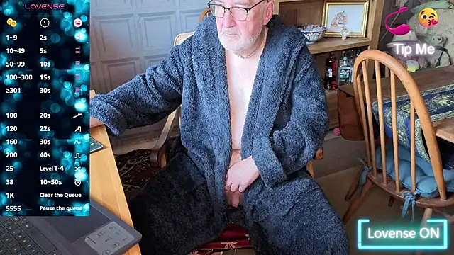 Snapshot of Adamdaddybear chatting on October 9, 8:08 am Adamdaddybear online show from October 9, 8:08 am