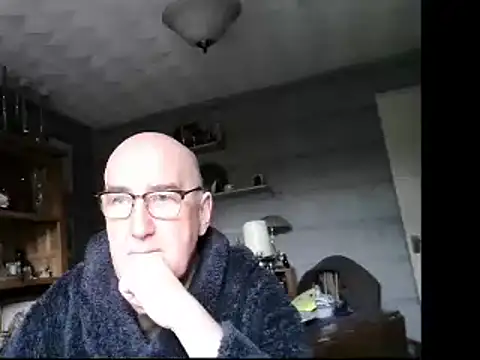 Snapshot of Adamdaddybear chatting on December 10, 9:23 am Adamdaddybear online show from December 10, 9:23 am