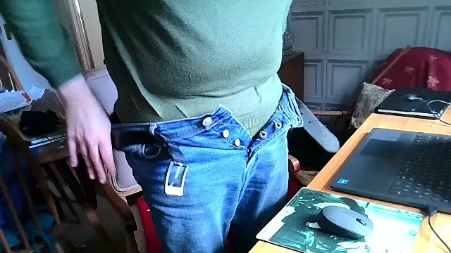 Snapshot of Adamdaddybear chatting on February 22, 1:44 pm Adamdaddybear online show from February 22, 1:44 pm