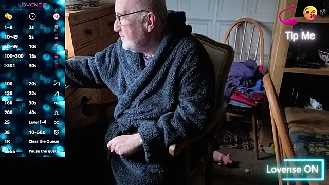 Snapshot of Adamdaddybear chatting on October 3, 7:57 am Adamdaddybear online show from October 3, 7:57 am
