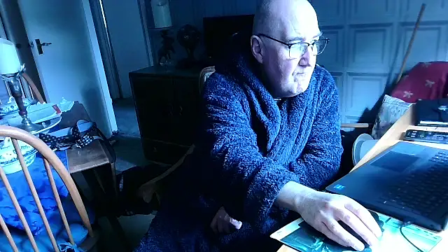 Snapshot of Adamdaddybear chatting on March 12, 9:55 am Adamdaddybear online show from March 12, 9:55 am