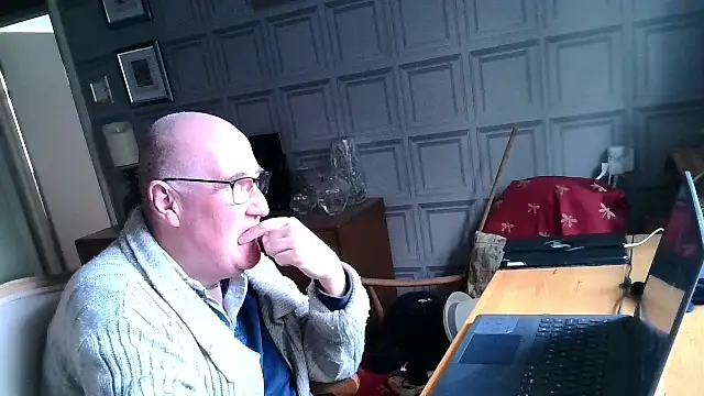 Snapshot of Adamdaddybear chatting on March 6, 1:14 pm Adamdaddybear online show from March 6, 1:14 pm