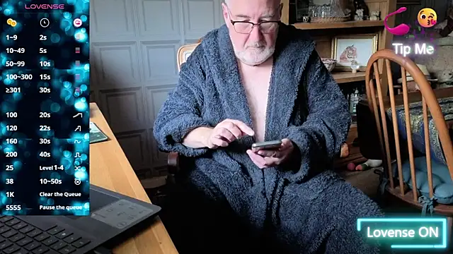 Snapshot of Adamdaddybear chatting on October 15, 7:38 am Adamdaddybear online show from October 15, 7:38 am
