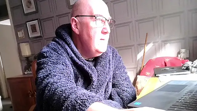 Snapshot of Adamdaddybear chatting on March 11, 9:45 am Adamdaddybear online show from March 11, 9:45 am