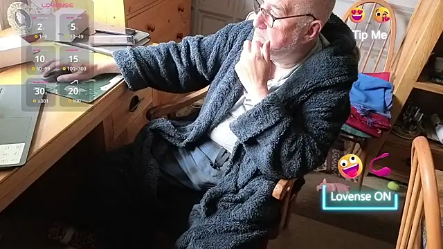 Snapshot of Adamdaddybear chatting on September 14, 8:49 am Adamdaddybear online show from September 14, 8:49 am