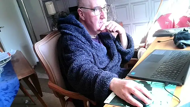 Snapshot of Adamdaddybear chatting on March 9, 9:57 am Adamdaddybear online show from March 9, 9:57 am