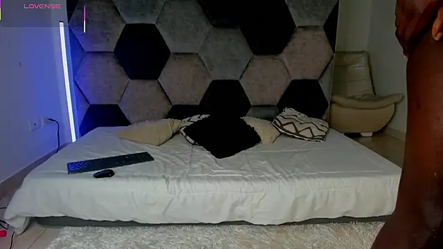 Latrellx7 online show from April 22, 3:35 am