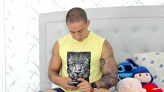Snapshot of luigiferrara chatting on January 5, 10:19 pm luigiferrara online show from January 5, 10:19 pm