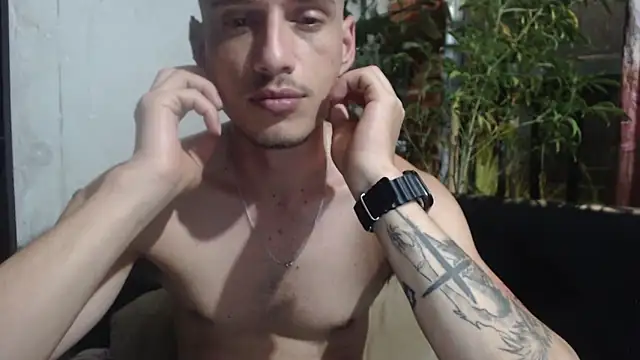 roystonee01 online show from December 2, 2:14 am