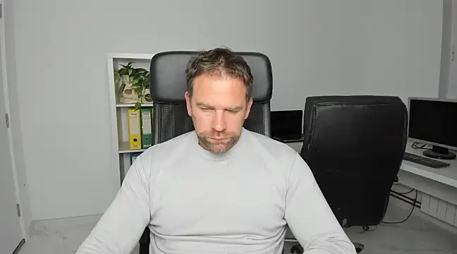 Snapshot of John-E-Dough chatting on December 3, 5:08 am John-E-Dough online show from December 3, 5:08 am