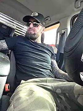 Snapshot of Beardedtattood chatting on October 15, 6:48 pm Beardedtattood online show from October 15, 6:48 pm