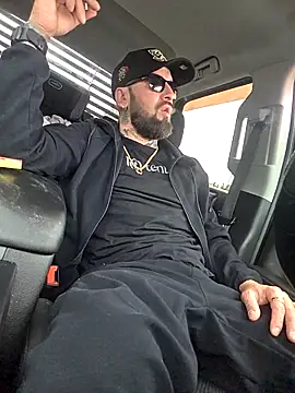 Snapshot of Beardedtattood chatting on October 17, 12:31 pm Beardedtattood online show from October 17, 12:31 pm