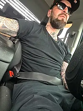 Snapshot of Beardedtattood chatting on October 19, 6:33 pm Beardedtattood online show from October 19, 6:33 pm