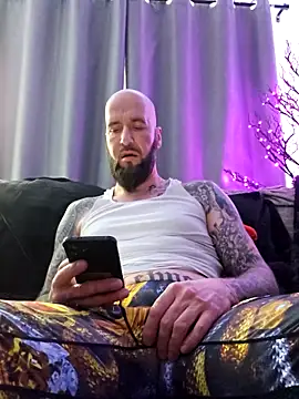 Snapshot of Beardedtattood chatting on February 16, 4:42 pm Beardedtattood online show from February 16, 4:42 pm