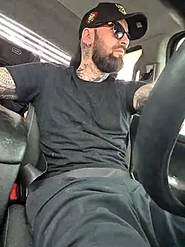 Snapshot of Beardedtattood chatting on October 23, 6:22 pm Beardedtattood online show from October 23, 6:22 pm