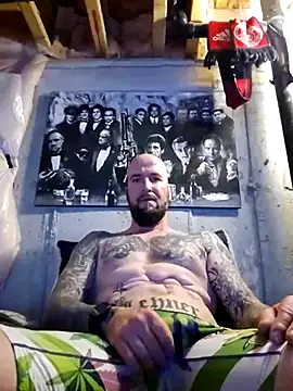 Snapshot of Beardedtattood chatting on December 28, 2:54 am Beardedtattood online show from December 28, 2:54 am