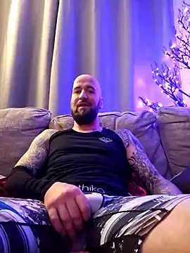 Snapshot of Beardedtattood chatting on January 12, 2:03 am Beardedtattood online show from January 12, 2:03 am