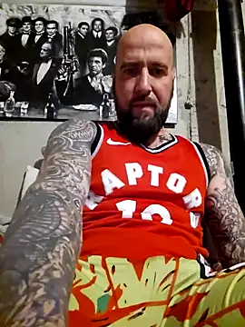 Snapshot of Beardedtattood chatting on December 3, 2:12 am Beardedtattood online show from December 3, 2:12 am