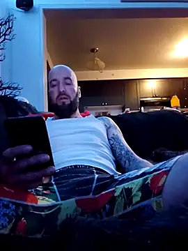 Snapshot of Beardedtattood chatting on February 6, 1:49 am Beardedtattood online show from February 6, 1:49 am