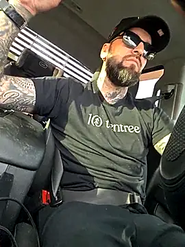 Snapshot of Beardedtattood chatting on October 24, 9:16 pm Beardedtattood online show from October 24, 9:16 pm