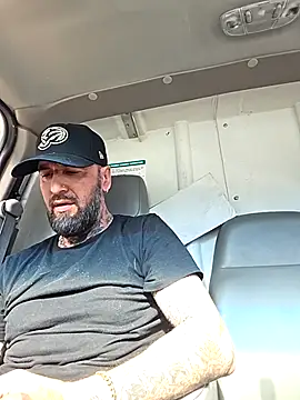 Snapshot of Beardedtattood chatting on October 18, 3:50 pm Beardedtattood online show from October 18, 3:50 pm