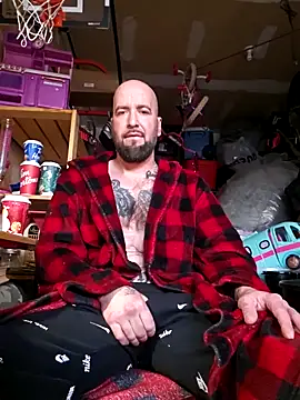 Snapshot of Beardedtattood chatting on December 15, 2:59 pm Beardedtattood online show from December 15, 2:59 pm