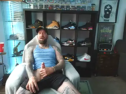 Snapshot of Beardedtattood chatting on September 10, 1:54 pm Beardedtattood online show from September 10, 1:54 pm