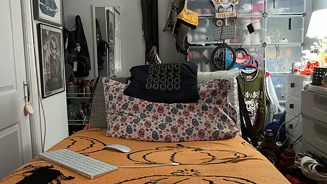 joeytatts66 online show from October 20, 2:04 am