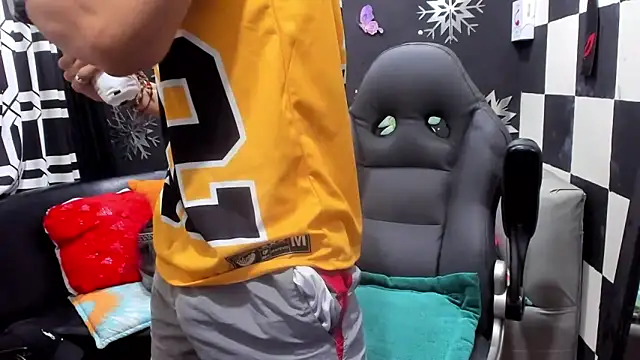 MikeRose94 online show from April 19, 9:06 pm