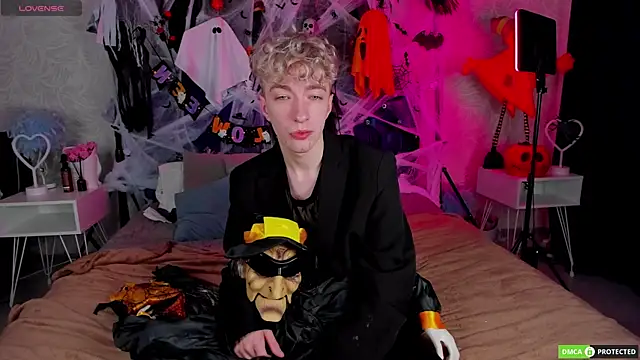 Snapshot of TrevorBenson chatting on October 31, 3:19 am TrevorBenson online show from October 31, 3:19 am