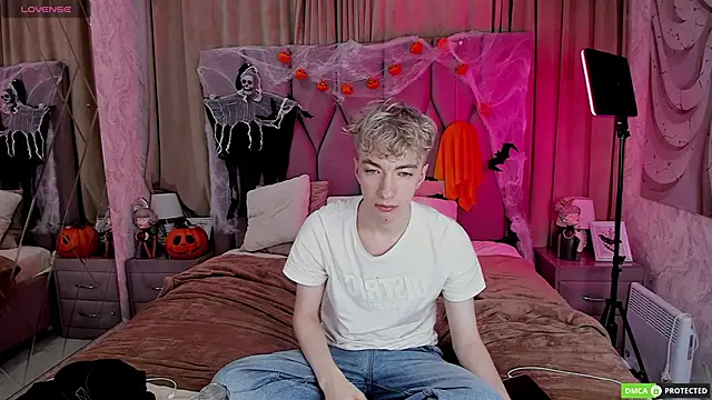 Snapshot of TrevorBenson chatting on October 28, 3:20 am TrevorBenson online show from October 28, 3:20 am