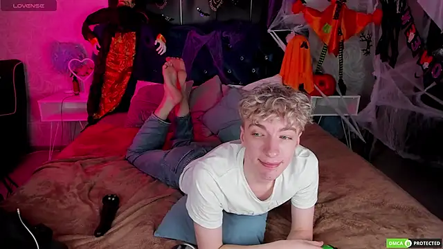 Snapshot of TrevorBenson chatting on October 26, 6:10 pm TrevorBenson online show from October 26, 6:10 pm