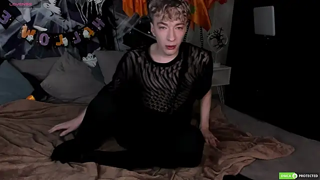 Snapshot of TrevorBenson chatting on November 1, 6:17 am TrevorBenson online show from November 1, 6:17 am