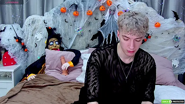 Snapshot of TrevorBenson chatting on October 25, 4:14 am TrevorBenson online show from October 25, 4:14 am