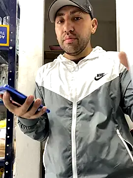 JuanZapata33 online show from December 20, 8:49 pm