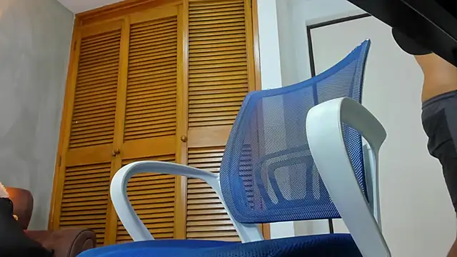 Snapshot of Dylanstonne chatting on December 11, 9:44 pm Dylanstonne online show from December 11, 9:44 pm