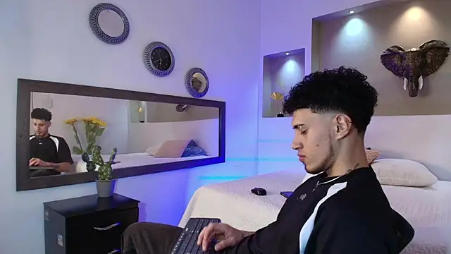 austin collinss online show from December 14, 3:29 am
