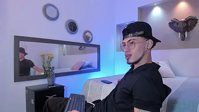austin collinss online show from December 6, 3:30 am