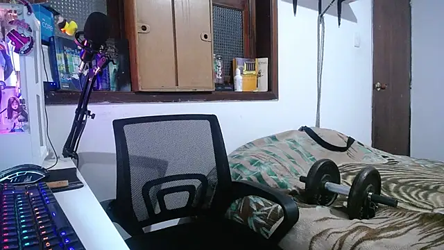 Snapshot of esjrobles chatting on December 21, 2:41 am esjrobles online show from December 21, 2:41 am