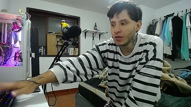 Snapshot of esjrobles chatting on January 3, 4:11 am esjrobles online show from January 3, 4:11 am