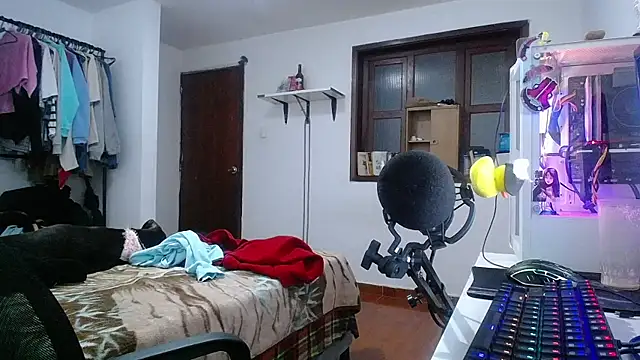 Snapshot of esjrobles chatting on December 28, 2:33 am esjrobles online show from December 28, 2:33 am
