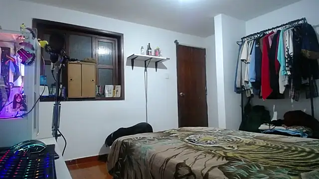 Snapshot of esjrobles chatting on December 24, 1:49 am esjrobles online show from December 24, 1:49 am
