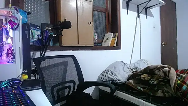 Snapshot of esjrobles chatting on December 17, 2:44 am esjrobles online show from December 17, 2:44 am