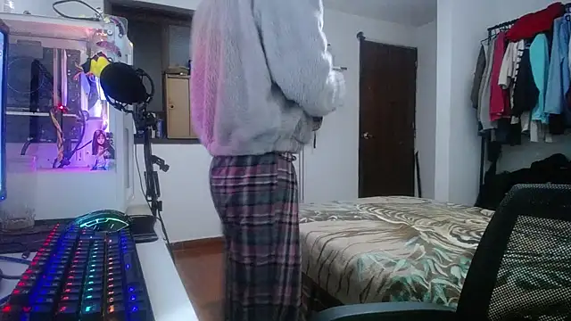 Snapshot of esjrobles chatting on January 22, 2:26 am esjrobles online show from January 22, 2:26 am
