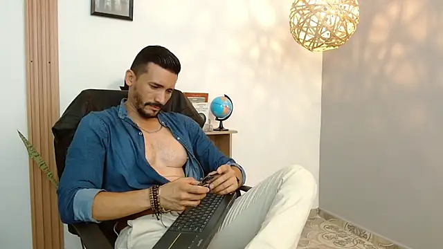Snapshot of Reiko_85_ chatting on February 7, 6:13 pm Reiko 85 online show from February 7, 6:13 pm