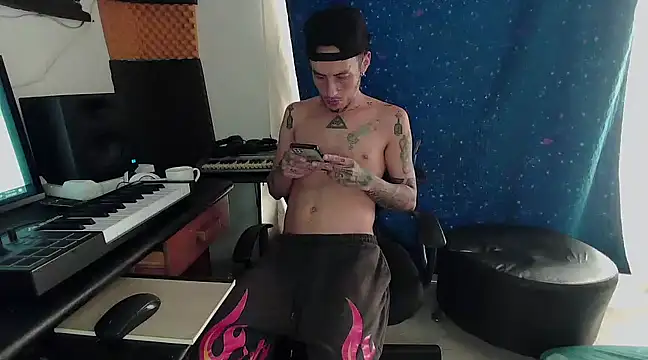 Snapshot of patrik_tattoo_ chatting on January 22, 4:33 pm patrik tattoo online show from January 22, 4:33 pm