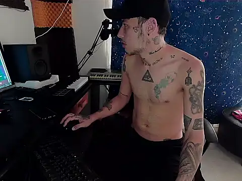Snapshot of patrik_tattoo_ chatting on December 4, 4:49 pm patrik tattoo online show from December 4, 4:49 pm